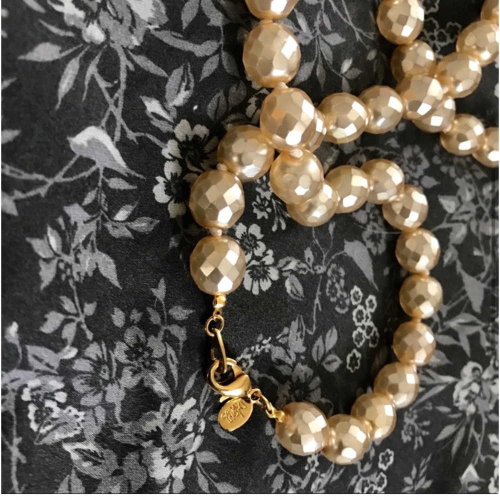 JOAN RIVERS FACETED IRIDESCENT IVORY “FAUX PEARLS” GLASS BEAD NECKLACE - Picture 8 of 10